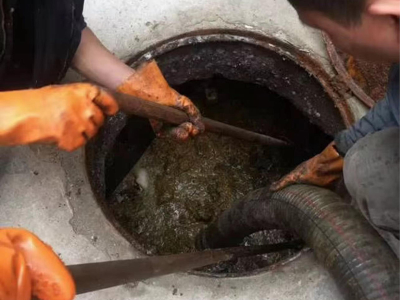 当雄清理化粪池时如何避免沼气的危害？